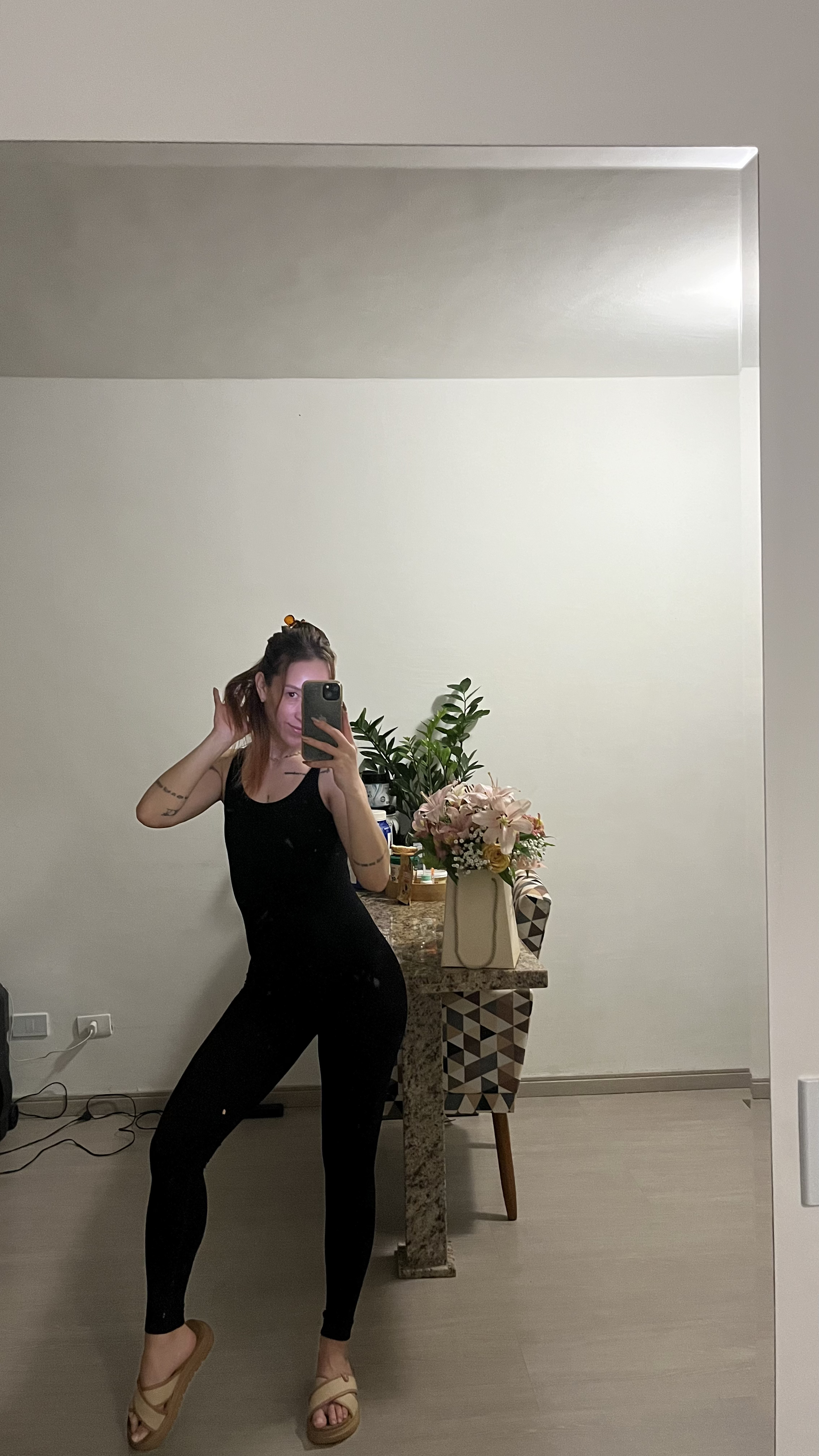 Macacão AFIT longo preto em um look casual