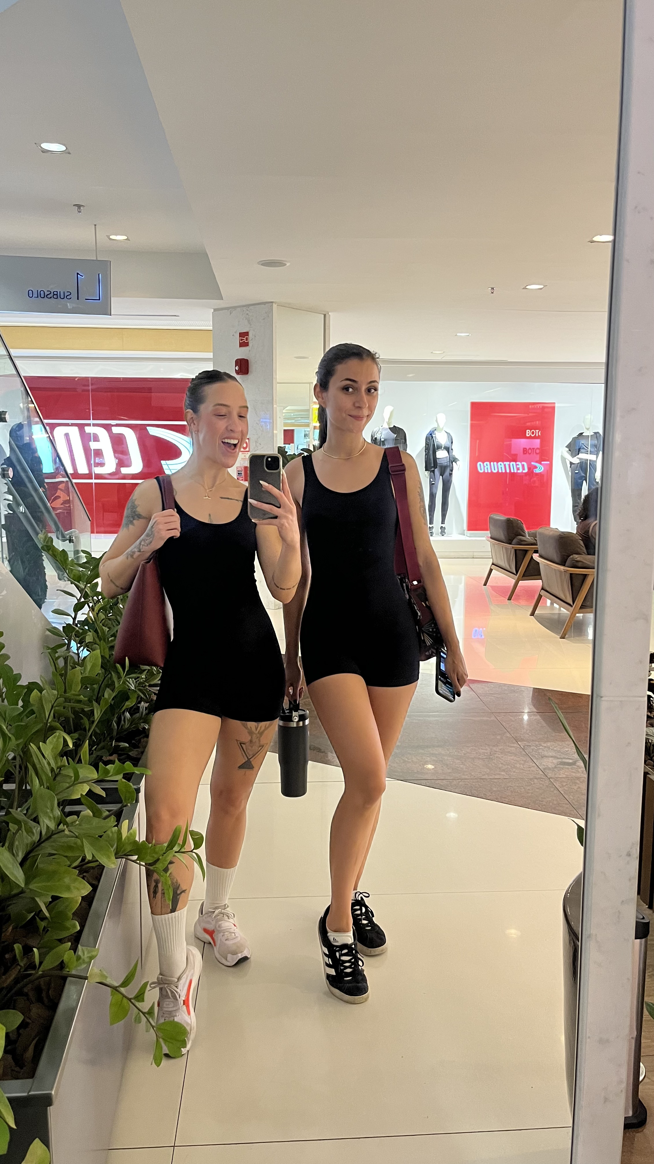 Duas mulheres usando macacão AFIT curto preto